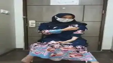Cewe Kerudung Hitam Squirt Di Pintu
